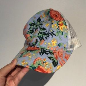 ✨Ardene Floral Hat✨